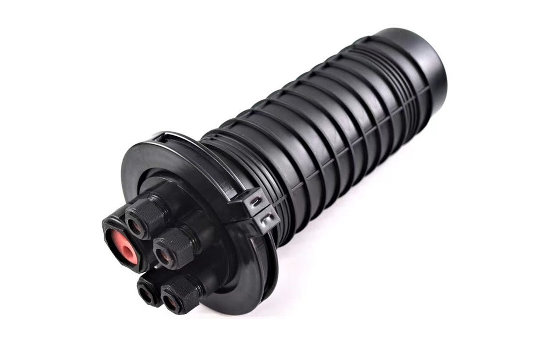 Fiber optic closure for outdoor cable splicing